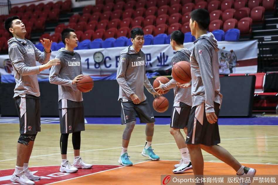 辽篮天山夜训备战疆辽大战 复仇火焰燃烧在即 辽宁外援哈德森在训练中持球突破,虽然只是赛前热身,但他眼神犀利如刀,仿佛已经提前进入季后赛模式