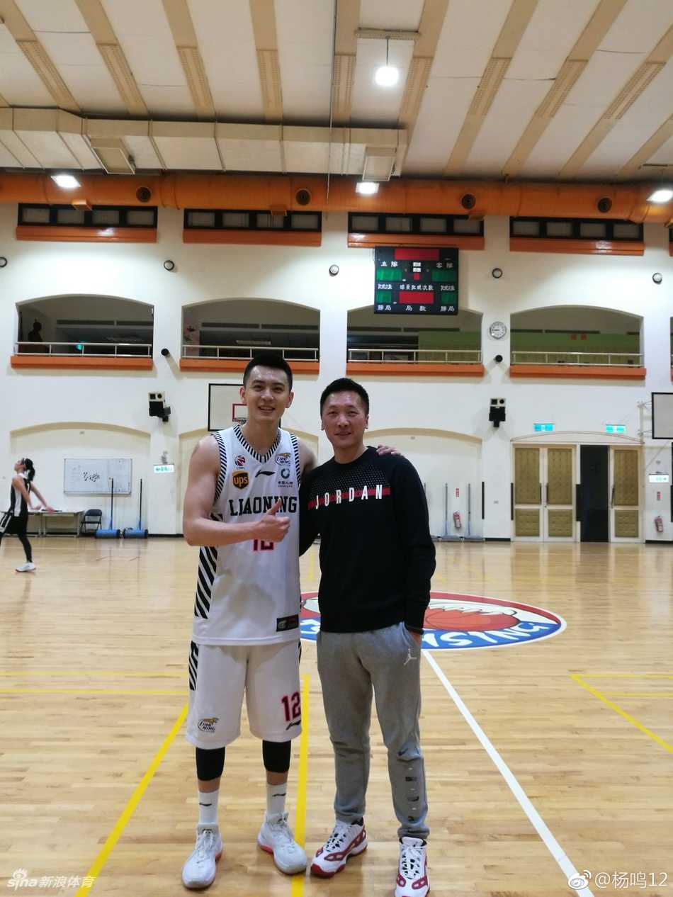 训练比赛结束后，辽宁男篮的队员们围坐在餐桌前，品尝着地道的台湾美食，欢声笑语中洗去了一天的疲惫，气氛温馨而融洽。