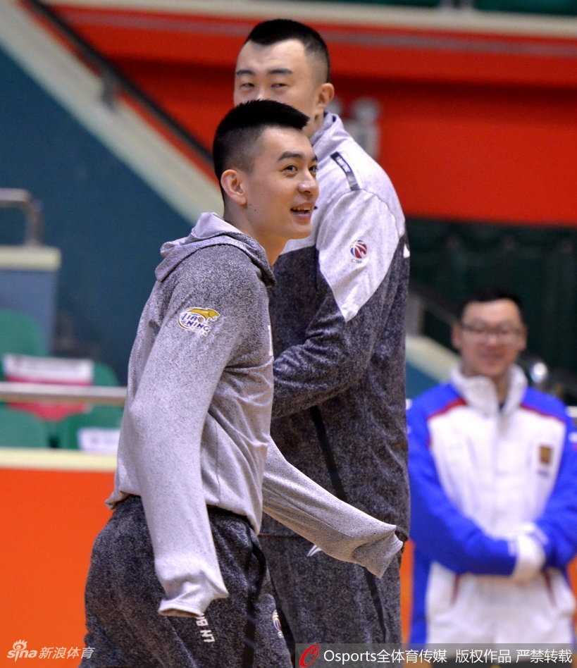 辽篮客战前夕温情一幕 郭艾伦韩德君场边细语叙旧 郭艾伦身披毛巾,转头与身旁的韩德君低声细语,眼神中透着专注,韩德君则认真倾听,兄弟间的默契尽在不言中。