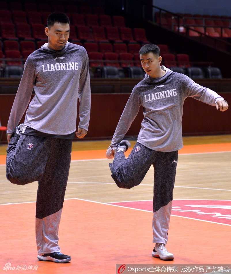 辽篮客战前夕温情一幕 郭艾伦韩德君场边细语叙旧 韩德君面带标志性的憨厚笑容,双手比划着似乎在讲述什么趣事,郭艾伦侧耳倾听,这一刻,他们不仅是队友,更是携手多年的兄弟。