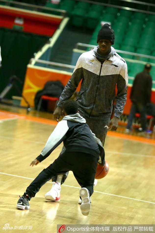 辽篮客战前夕温情一幕 郭艾伦韩德君场边细语叙旧 韩德君在训练中低位要球,庞大的身躯占据了绝对优势,队友哈德森准备将球吊入内线,这是辽宁男篮最经典的进攻套路之一。