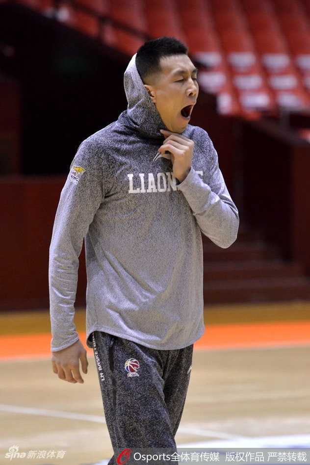 辽篮客战前夕温情一幕 郭艾伦韩德君场边细语叙旧 郭艾伦单手控球,眼神坚毅地望向远方,仿佛在思考当晚比赛的战术,身后的训练背景虚化,更凸显了他的专注力。