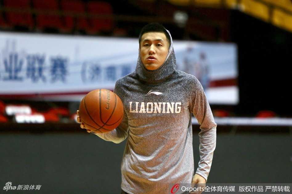 辽篮客战前夕温情一幕 郭艾伦韩德君场边细语叙旧 辽宁男篮全队在场上进行拉伸训练,郭艾伦和韩德君位于队伍中间,两人动作同步,画面和谐,展现了球队良好的团队氛围。