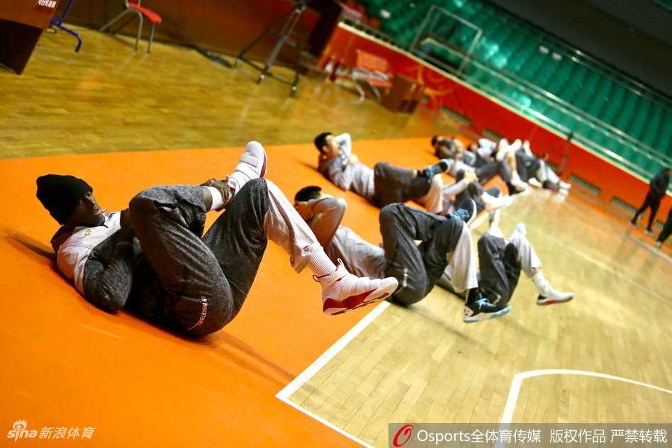 辽篮客战前夕温情一幕 郭艾伦韩德君场边细语叙旧 训练间隙,郭艾伦弯腰调整鞋带,韩德君站在一旁耐心等候,准备随时与他继续交流,简单的动作透露出深厚的队友情谊。