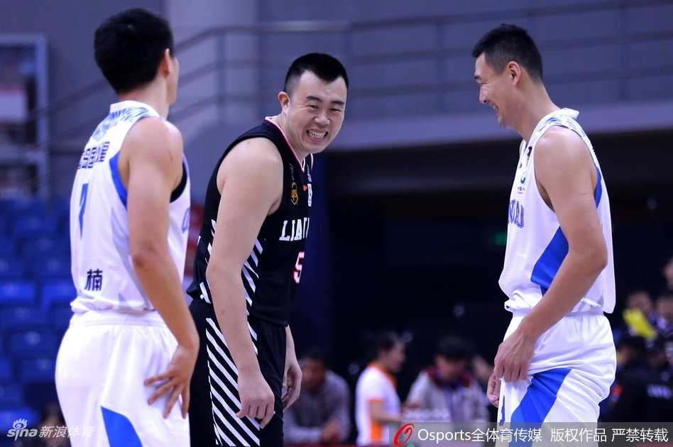 辽篮客战青岛上演过山车好戏 郭艾伦哈德森双星闪耀力保胜果 郭艾伦面对防守人一个箭步直杀篮下,轻舒猿臂上演灵巧上篮,宛如游龙穿梭