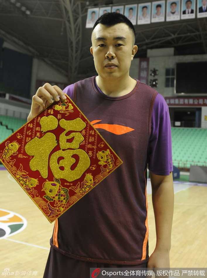 辽篮岁末聚首话篮球情,郭艾伦执球笑迎新年钟声 辽宁男篮全家福上每个人都笑容满面,节日气息浓厚,这张照片定格了2016年岁末这支团结之师最温馨、最喜庆的瞬间。