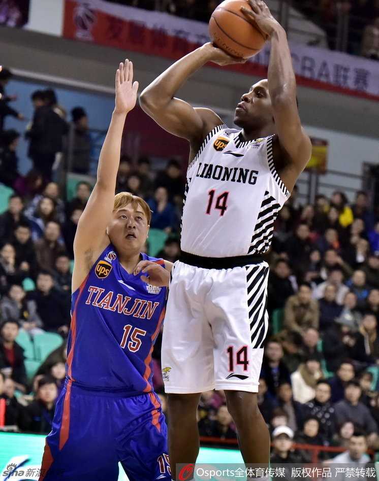 辽篮往事:哈德森郭艾伦双核驱动,韩德君内线擎天 哈德森面对防守高高跃起,眼神坚毅出手标志性三分球