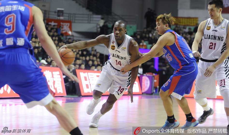辽篮往事:哈德森郭艾伦双核驱动,韩德君内线擎天 韩德君内线卡位,与防守球员发生激烈身体对抗,奋力上篮