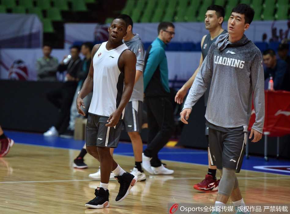 新援钟诚在内线卡位要球，面对防守悍将他毫无惧色，汗水浸湿了球衣，展现了他融入新战术体系后的积极与强硬。