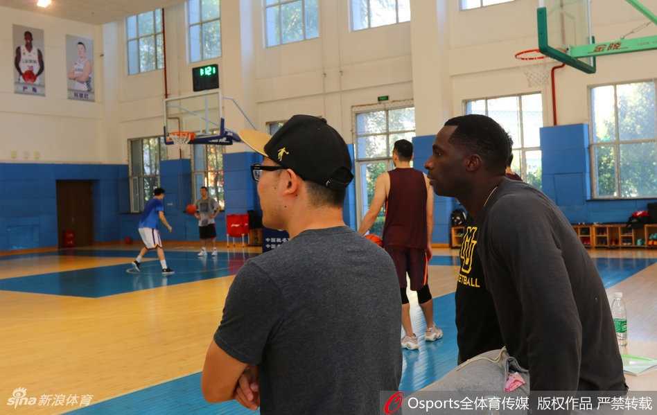 巴斯在翻译的帮助下，与助理教练热络交谈，他认真倾听的神态显示出尽快融入球队的渴望。