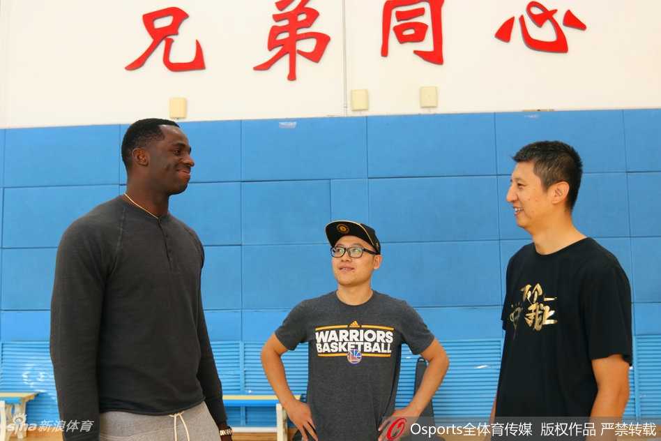 巴斯与被称为“科比”的队友赵率舟握手，两人脸上都带着笑容，初次见面的拘谨在幽默的绰号中消散。