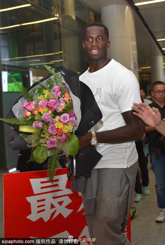 面对镜头，巴斯露出了标志性的灿烂笑容，他手中的笔不停歇地满足着每一位球迷的签名请求，心情相当愉悦。