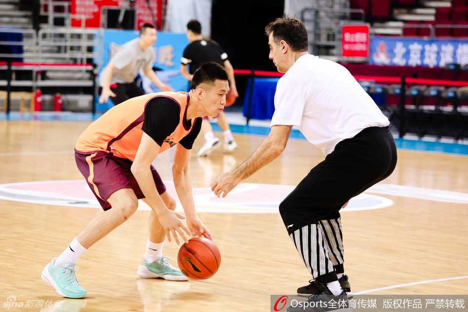 韩德君在篮下进行投篮练习，尽管体型庞大，但他出手动作柔和，篮球在空中划过一道完美的弧线空心入网。