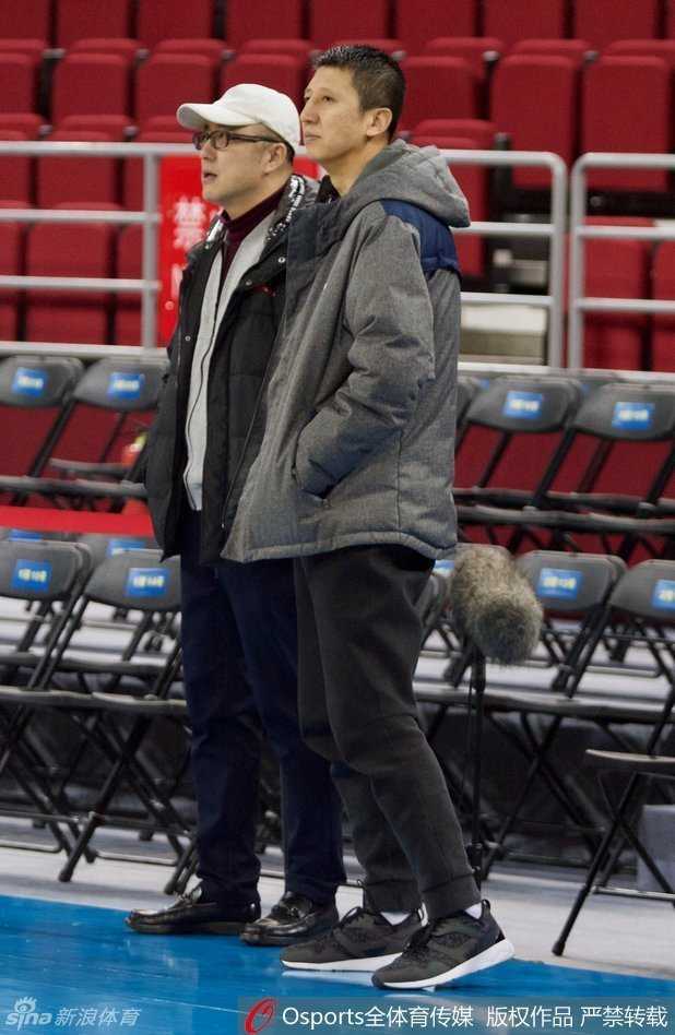 训练间歇，大汗淋漓的郭艾伦在场下抓紧时间休息，他手拿毛巾补充水分，为下一组的激烈对抗储备体能。