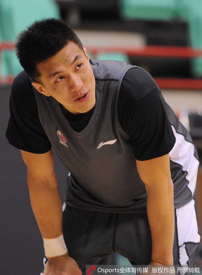 训练场上，韩德君紧紧拥抱王治郅，两人脸上带着笑容，这个简单的拥抱仿佛跨越了时光，承载着两代中锋之间的敬意与传承。