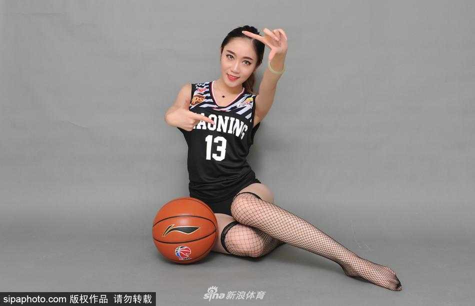 最后一张图中，宝贝对着镜头露出灿烂甜美的微笑，双手比出心形手势，向辽宁男篮和所有球迷表达最真挚的爱意与支持。