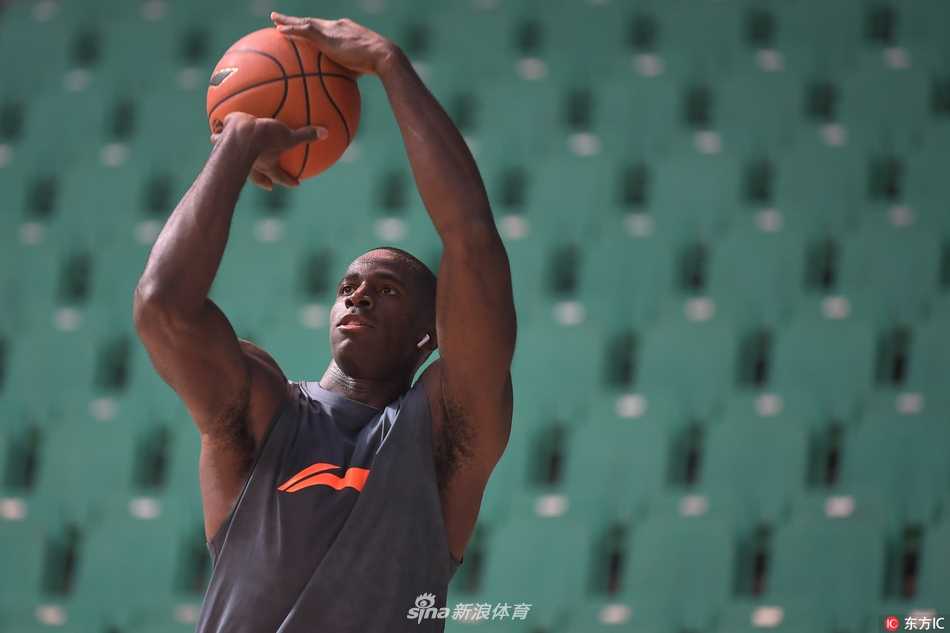 训练场上，辽篮全队围成一圈，手掌叠在一起，齐声高呼“加油”！汗水与激情交织，团队的凝聚力在这一刻化作冲击总冠军的强大信念。