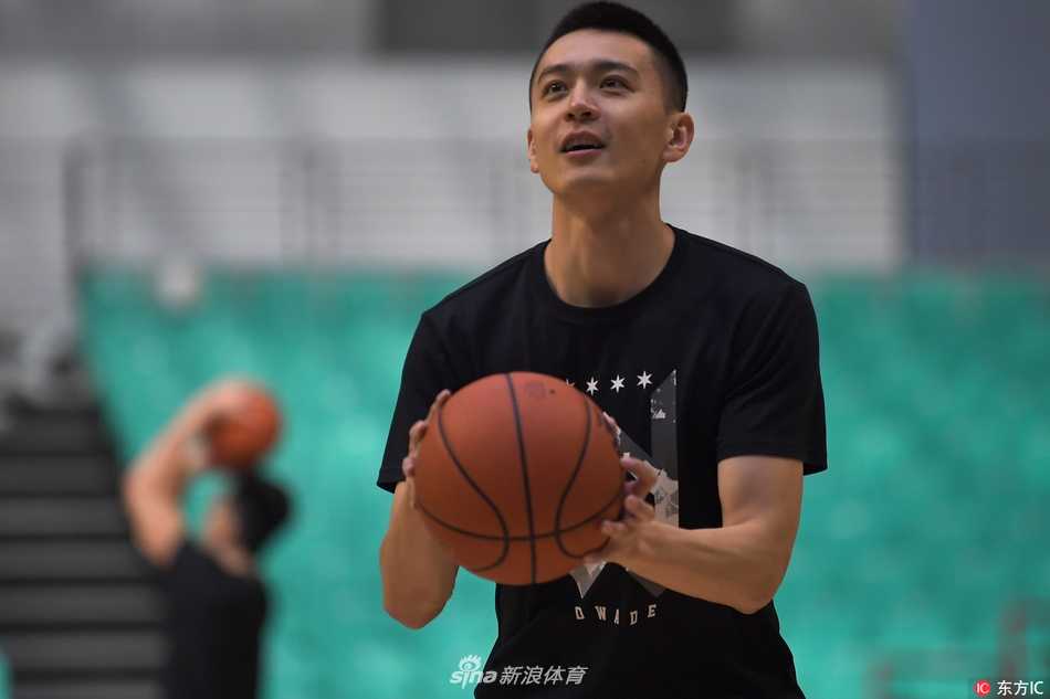 辽篮将帅在本溪训练馆内整齐列队，郭士强双手抱胸神情专注，队员们眼神坚毅，全队上下弥漫着全运夺冠后的自信与对新赛季的渴望。