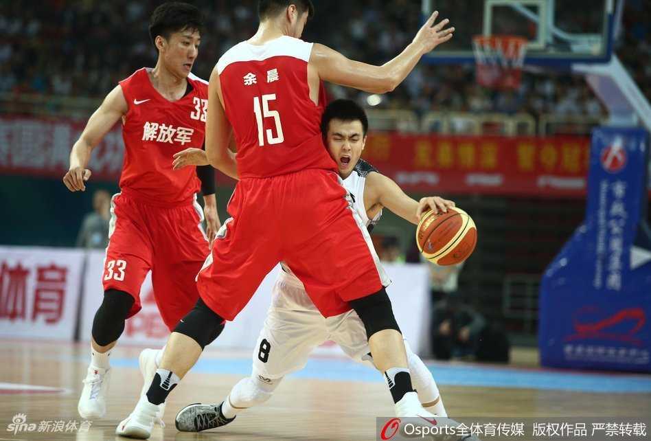 年轻气盛的邹雨宸与赵率舟为争夺球权同时倒地，眼神中充满对胜利的渴望，这是青春力量在内线的直接对话。