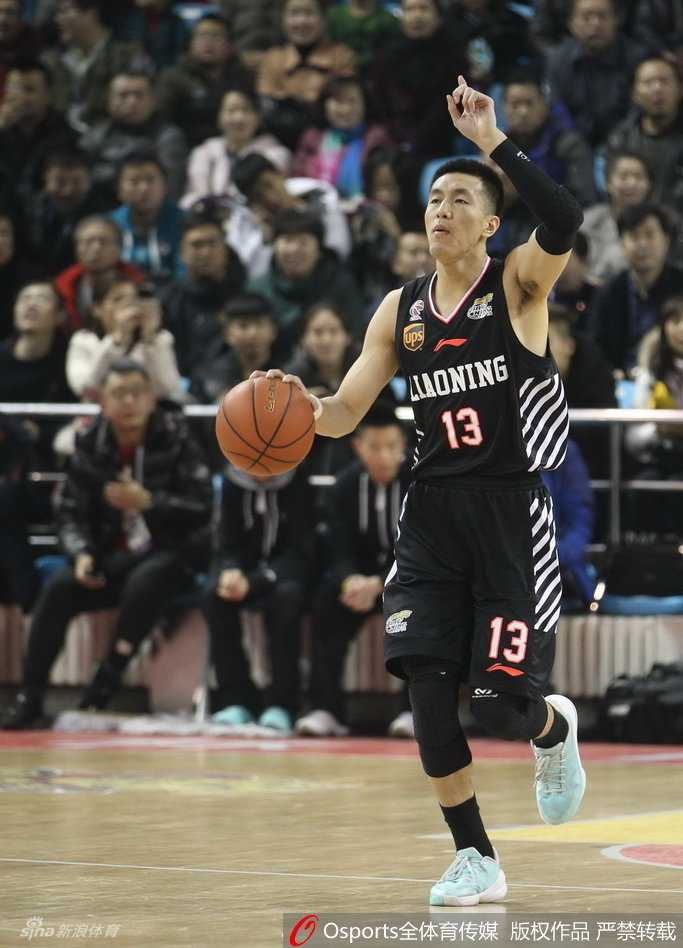 辽篮热血战纪:从群星闪耀到登顶之巅 身披黑色战袍的郭艾伦,眼神如炬,在四名防守球员的围堵缝隙中强行突破,人墙缝隙间仿佛能听到球鞋摩擦地板的尖锐声响