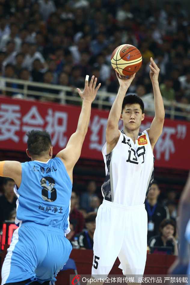 辽篮狂胜之夜郭艾伦变身表情帝 全运预赛首战创恐怖分差 比赛暂停期间郭艾伦为队友分析战术,表情瞬间切换回严肃模式,展现领袖气质