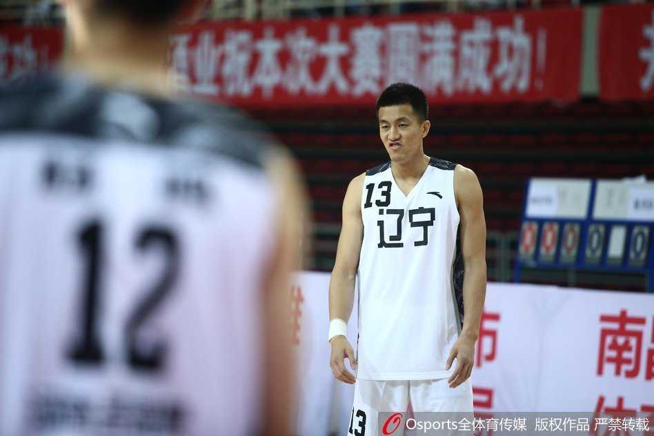 辽篮狂胜之夜郭艾伦变身表情帝 全运预赛首战创恐怖分差 郭艾伦挤眉弄眼搞怪瞬间,在队友肃穆的合影队伍中宛如行走的表情包