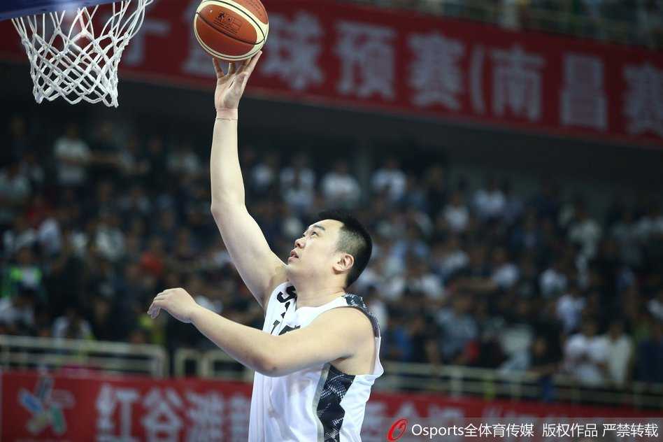 辽篮狂胜之夜郭艾伦变身表情帝 全运预赛首战创恐怖分差 李晓旭伤愈复出在场上完成暴扣,怒吼释放一年来养伤的压力
