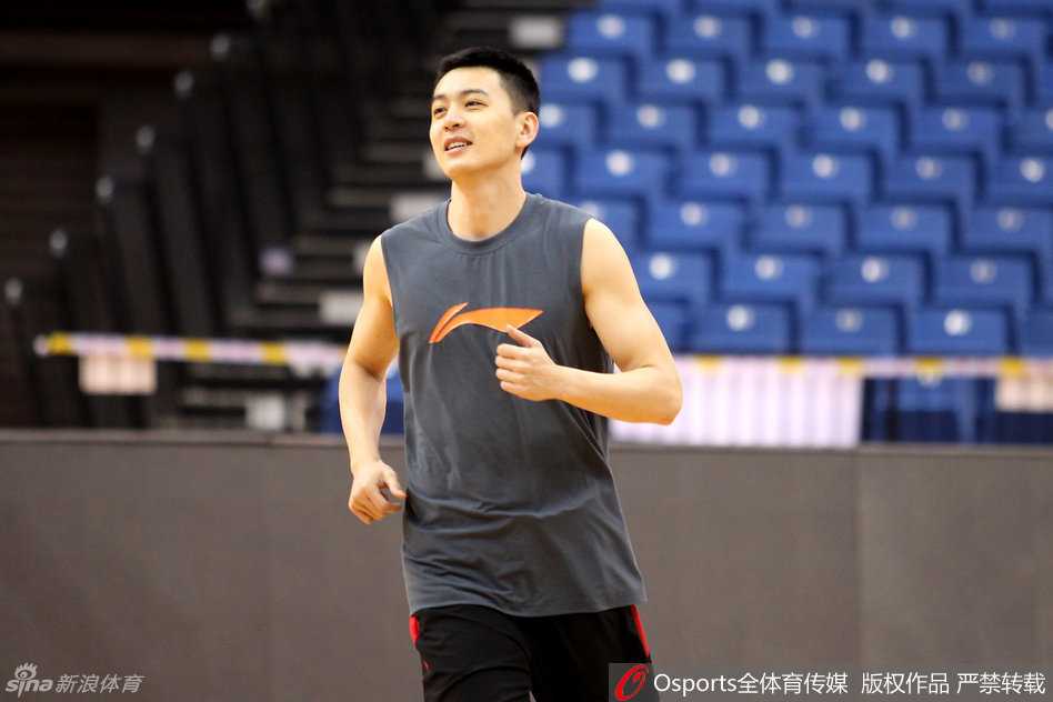 辽篮猴年收官战多点开花 赵继伟鬼魅传球郭艾伦犀利突破 赵继伟在场上鬼魅般地送出妙传后,面对队友吐舌卖萌,仿佛在说:“这球传得漂亮吧,我的助攻可比你的投篮准多了!”