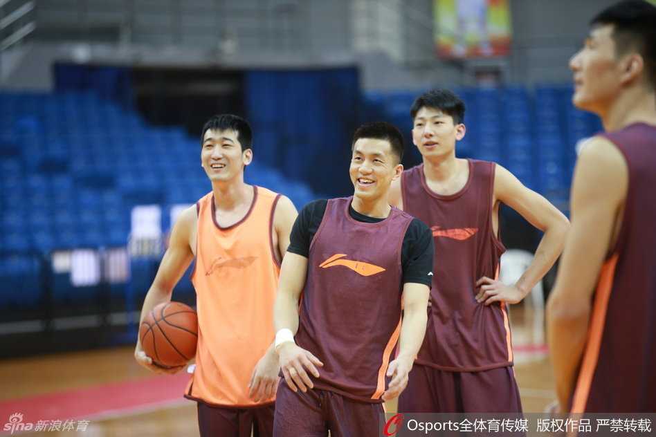 辽篮猴年收官战多点开花 赵继伟鬼魅传球郭艾伦犀利突破 坐在替补席的杨鸣看着场上队友的精彩发挥,脸上洋溢着轻松的笑容,心情大好。