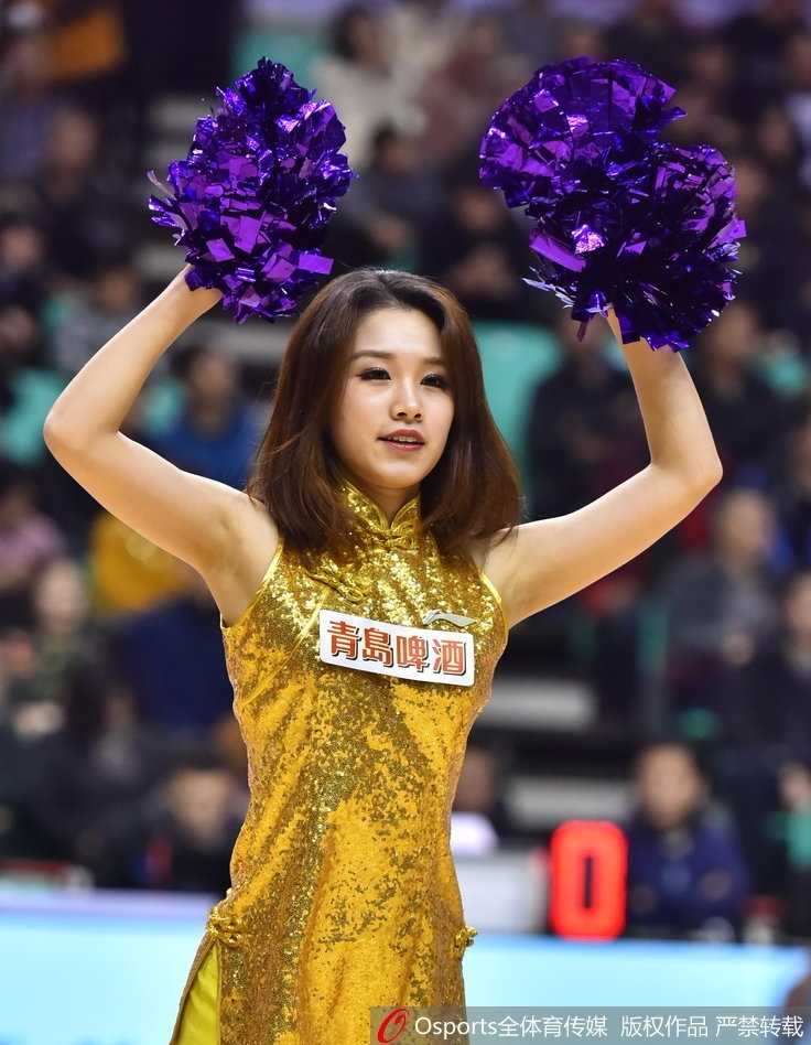 辽篮玫瑰绽放赛场,百变热舞点燃主场激情 伴随着动感的音乐节拍,一位篮球宝贝在聚光灯下尽情舞动,飞扬的发丝和有力的动作定格了她全力以赴的美丽瞬间。