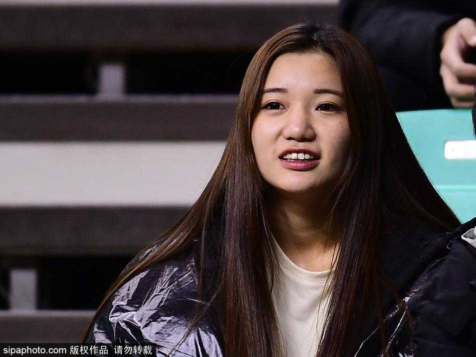 辽篮球场边的最美风景 女球迷神似赤木晴子引关注 这位被称为中国版赤木晴子的女球迷,在场边露出了灿烂的笑容,她双手轻托脸颊,即使戴着口罩也难掩眉眼间散发的青春活力和对篮球的喜爱。
