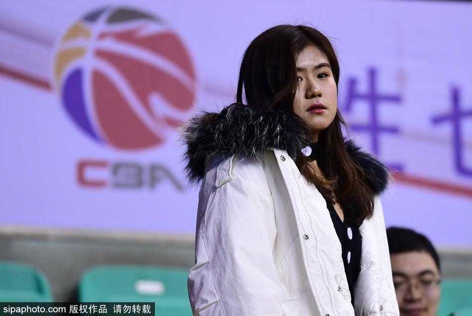 辽篮球场边的最美风景 女球迷神似赤木晴子引关注 在赛场璀璨的灯光下,美女球迷侧身回眸,脸上画着象征辽宁队的贴纸,眼神清澈而坚定,那份对胜利的渴望与场上的球员如出一辙。