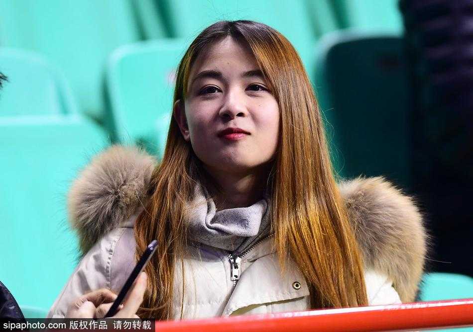 辽篮球场边的最美风景 女球迷神似赤木晴子引关注 比赛暂停间隙,美女球迷终于有机会放松一下,她一边看着手机,一边露出会心的微笑,或许是在和朋友分享着辽篮领先的喜讯,口罩也遮不住她的好心情。