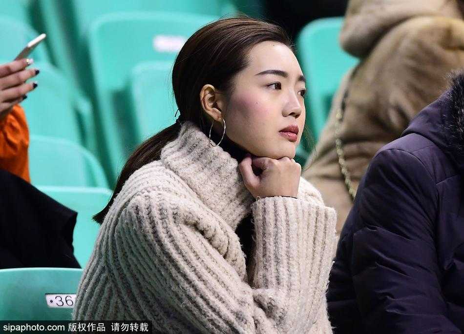 辽篮球场边的最美风景 女球迷神似赤木晴子引关注 这位辽篮的忠实美女球迷低头微笑,手里拿着助威棒,长长的秀发垂落肩头,整个画面充满了青春的气息,让人感受到赛场边的宁静与美好。