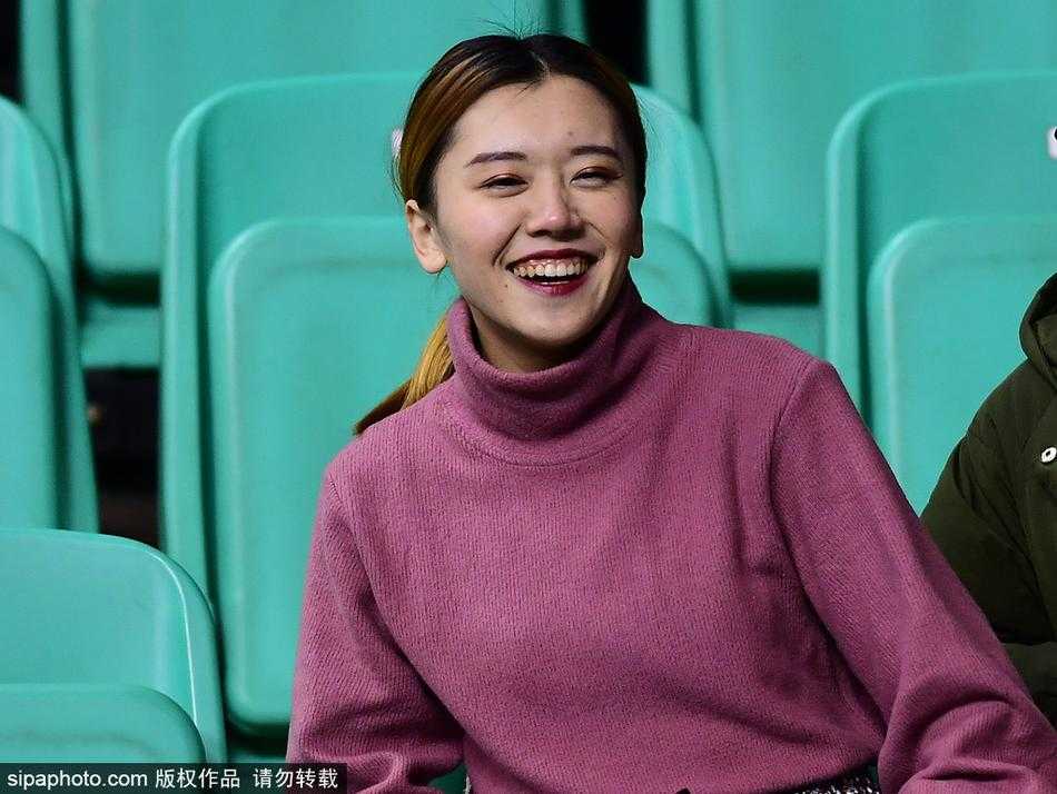 辽篮球场边的最美风景 女球迷神似赤木晴子引关注 一位面容清秀的女球迷坐在看台上,她身着黑色外套,专注地看着场内,眼神中透露出对辽篮的关切与期待,仿佛下一秒就要为心爱的球队呐喊。