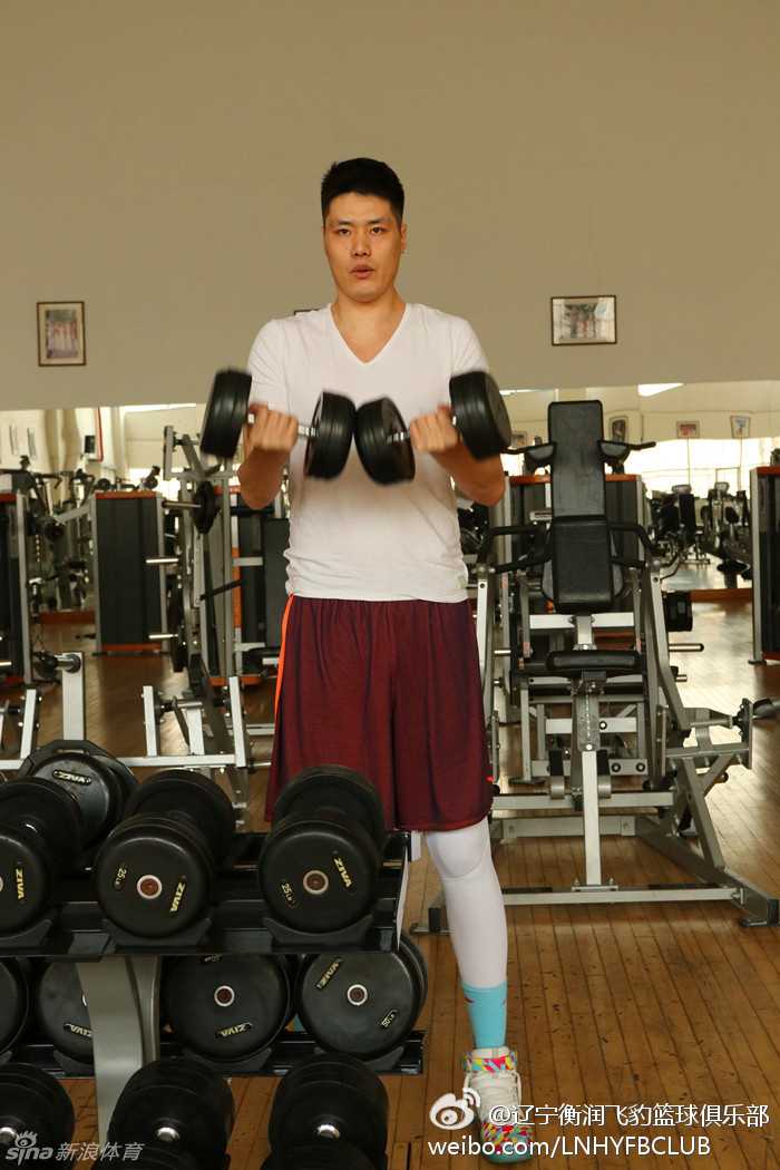 辽篮神射贺天举浴火重生记 挥汗如雨只为掌控身体平衡 贺天举双手紧握哑铃,手臂上的肌肉线条在发力时清晰可见,汗水顺着额头滑落,这正是他挥汗如雨埋头苦练的最佳写照。