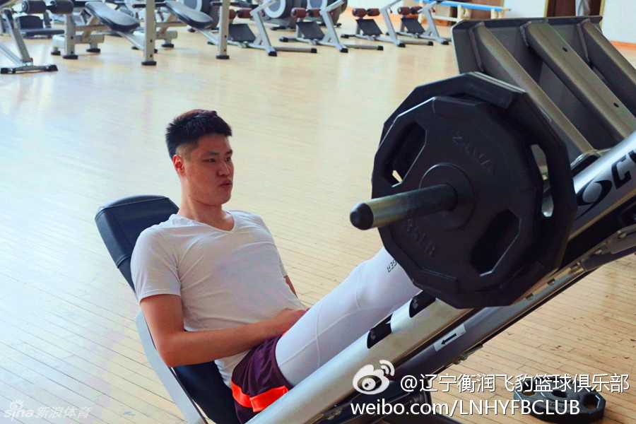 辽篮神射贺天举浴火重生记 挥汗如雨只为掌控身体平衡 贺天举在健身房埋头苦练,眼神专注地盯着镜中的自己,每一次腿部推举都仿佛要将伤病带来的阴霾彻底击碎。