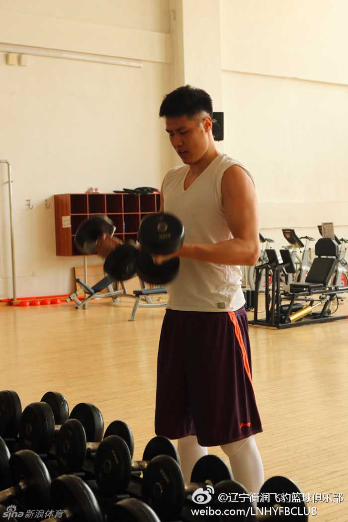 辽篮神射贺天举浴火重生记 挥汗如雨只为掌控身体平衡 贺天举的面部轮廓在刻苦训练后显得更加棱角分明,瘦脸效果显著,气色红润,眼神中充满了对未来重回赛场的坚定信念。