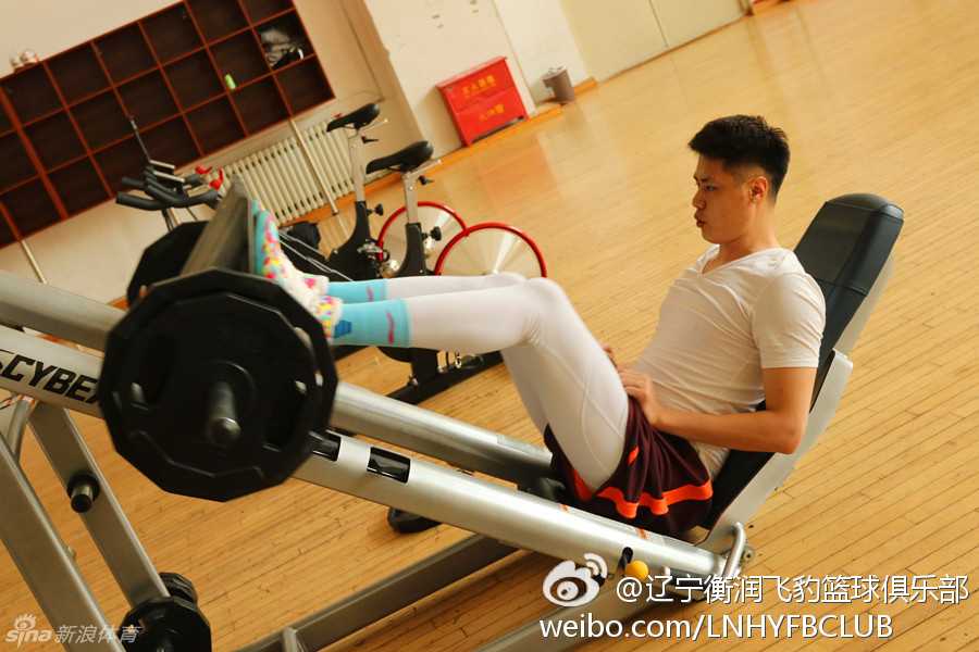 辽篮神射贺天举浴火重生记 挥汗如雨只为掌控身体平衡 尽管汗水模糊了视线,贺天举依然在健身器械上奋力抽拉,每一块肌肉都紧绷着,展现出他对重返赛场的极度渴望。