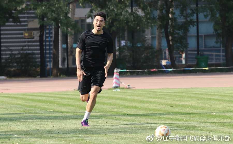 赛前气氛轻松融洽，辽篮队员们在绿茵场上围成一圈，用特有的方式为彼此加油鼓劲，这场跨界对决即将欢乐开场。