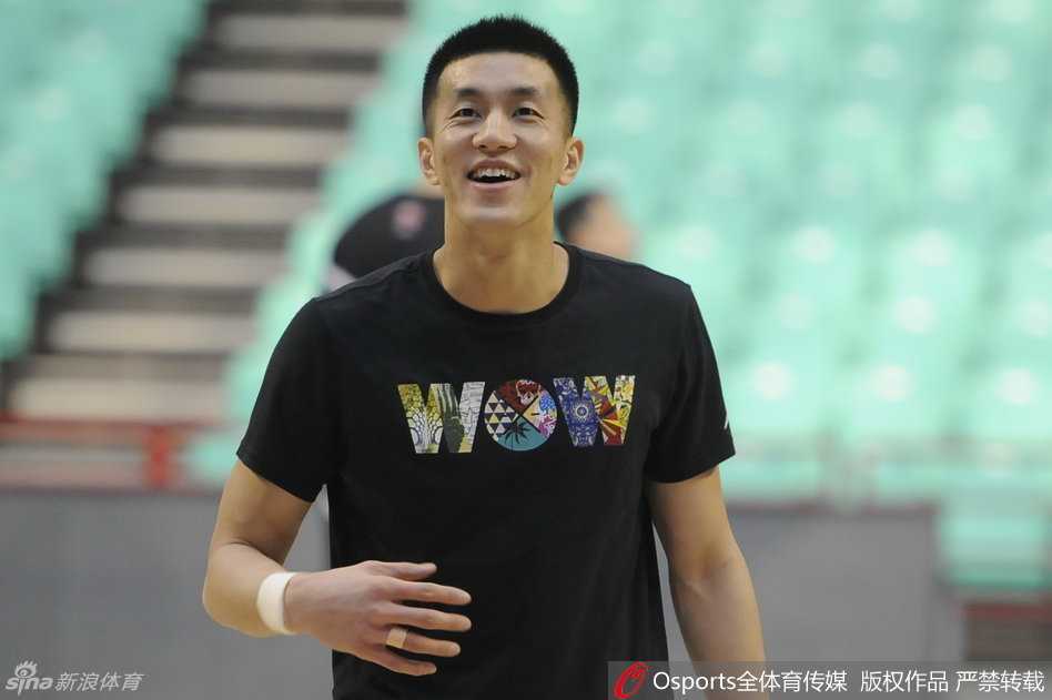 杨鸣身穿训练服，脸上带着标志性的阳光笑容，帅气十足