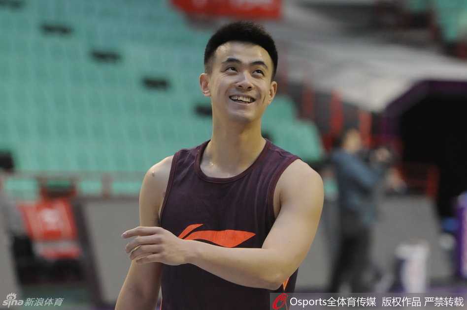 赵继伟单打时变向突破，眼神犀利，假动作逼真