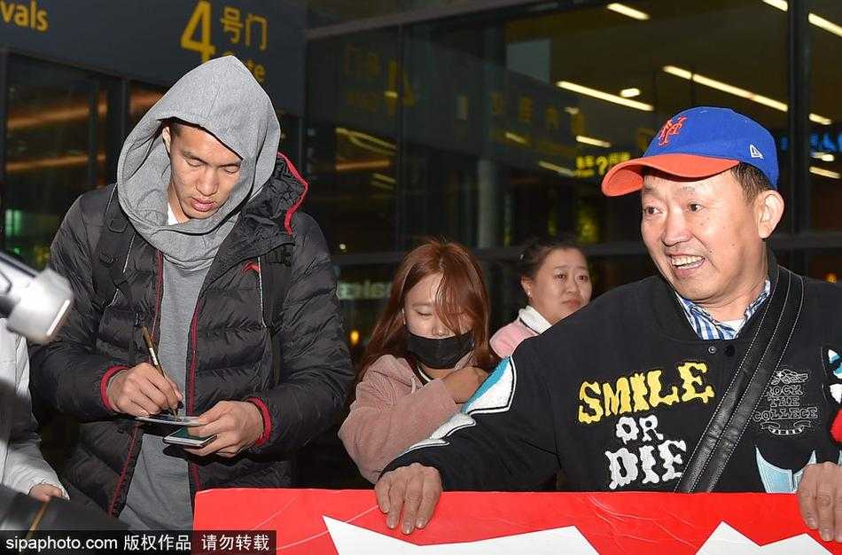 辽篮英雄载誉归:两连胜开局引爆沈阳桃仙机场热情浪潮 辽篮众将现身机场,身穿黑色队服的球员们神情轻松,推着行李车走出通道,迎接他们的是眼前一片闪烁的镜头与热情的掌声。