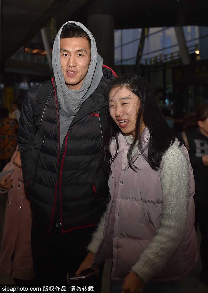 辽篮英雄载誉归:两连胜开局引爆沈阳桃仙机场热情浪潮 众多热情的球迷将机场通道围得水泄不通,他们高举着手中的手机和签名本,眼神中充满了期待,只为能更近距离地看一眼心中的偶像。