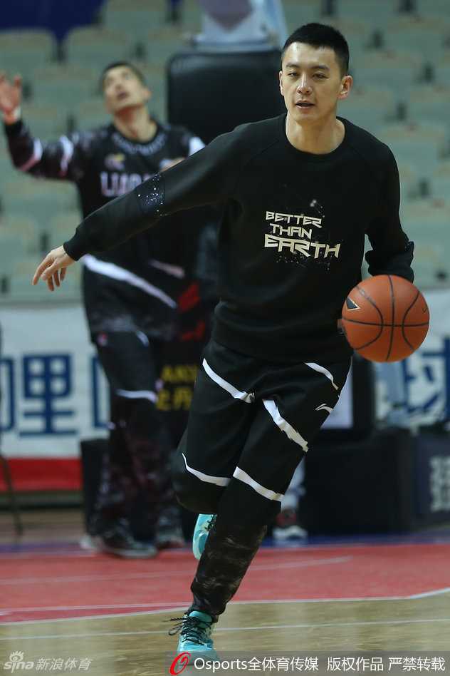 辽篮训练场欢乐多:郭少“挑衅”大韩后狂奔,哈神苦练备战沪上强敌 训练结束后,助理教练与哈德森进行沟通复盘,背景中队员们三三两两地交谈,整个团队洋溢着积极向上的备战氛围。