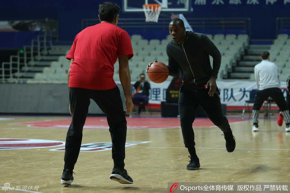 辽篮训练场欢乐多:郭少“挑衅”大韩后狂奔,哈神苦练备战沪上强敌 摆脱了韩德君的“追击”后,郭艾伦得意地运着球,脸上洋溢着孩子般的笑容,眼神中闪烁着灵动的光芒,仿佛在说“抓不到我吧”。