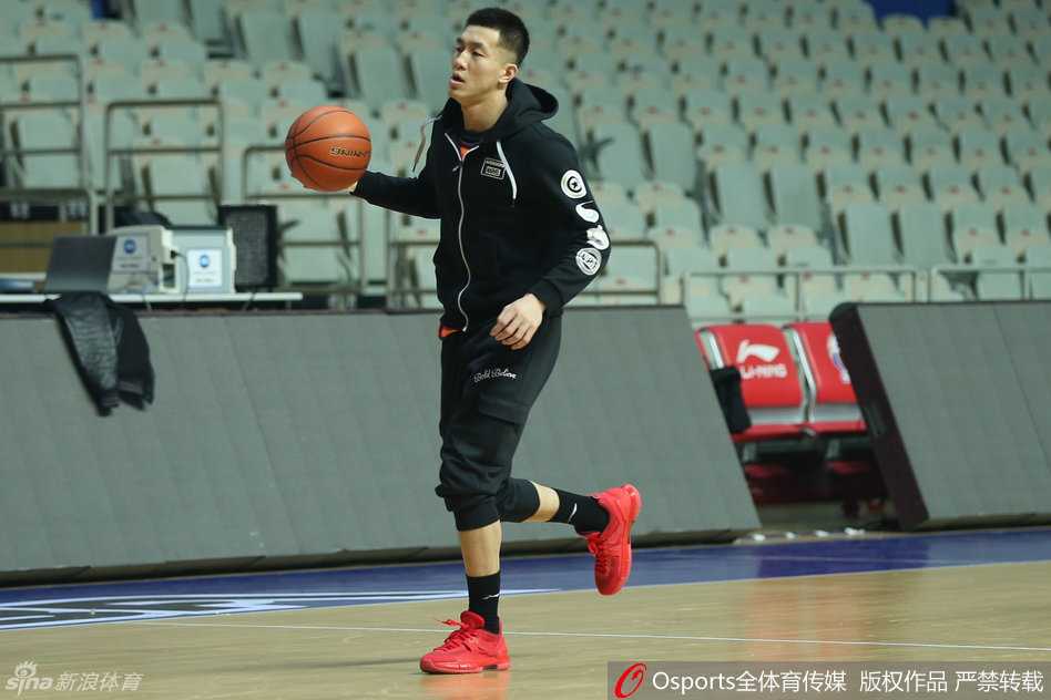 辽篮训练场欢乐多:郭少“挑衅”大韩后狂奔,哈神苦练备战沪上强敌 内线巨塔韩德君在训练中展现柔和手感,他认真地完成了一次勾手投篮,身后的年轻队员正仰头观摩学习这一内线绝技。