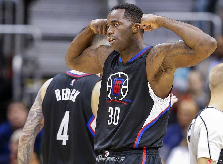 巴斯身披快船队战袍飞身扣篮，展现惊人爆发力，将暴力美学演绎得淋漓尽致