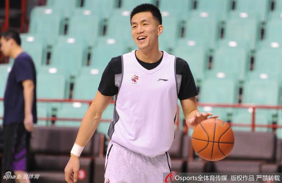 辽篮赛前备战欢乐多,郭艾伦搞怪耍宝成“开心果” 训练结束后,郭艾伦似乎仍意犹未尽,一边放松一边和队友说笑,脸上挂着标志性的“伦式”坏笑。