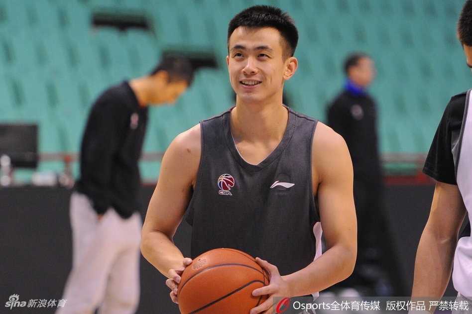 辽篮赛前备战欢乐多,郭艾伦搞怪耍宝成“开心果” 赛前热身时,郭艾伦表情专注中带着一丝俏皮,仿佛在用眼神和对手玩心理游戏。